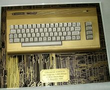 Commodore 64 Golden Edition con etichetta commemorativa per il milionesimo computer prodoto in Germania - Monaco, 5 dicembre 1986