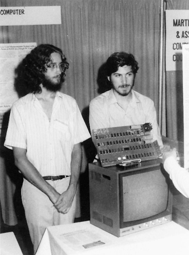 Steve Jobs e Dan Kottke presentano l'Apple I al PC Show del 1976 ad Atlantic City