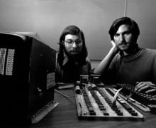 Steve Wozniak e Steve Jobs  con la scheda dell'Apple I (1976)