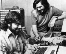 Steve Wozniak e Steve Jobs al lavoro su un Apple II 