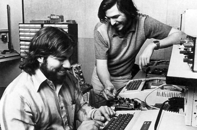 Wozniak e Jobs working on apple2