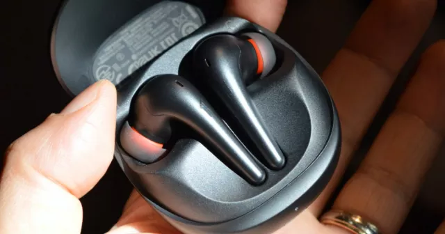 Perché gli auricolari wireless continuano a connettersi quando sono nella custodia?