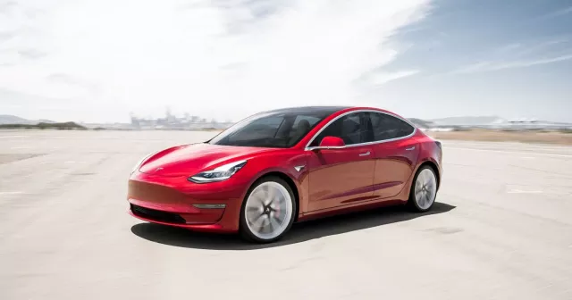 Tesla Model 3 vs. Polestar 2: Quale berlina elettrica regna sovrana?