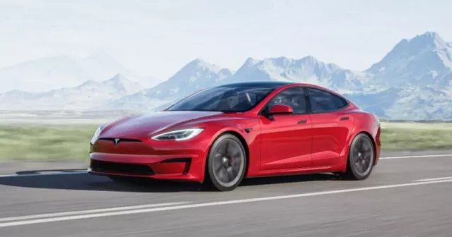 Tesla Model S vs. Porsche Taycan: attirare l'attenzione e rompere il collo