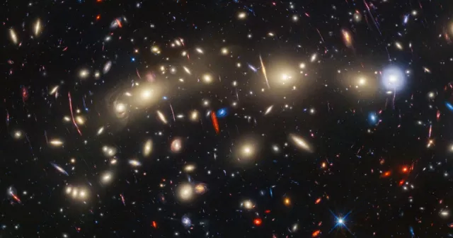 Webb e Hubble lavorano insieme per immaginare il Cluster di Galassie Albero di Natale