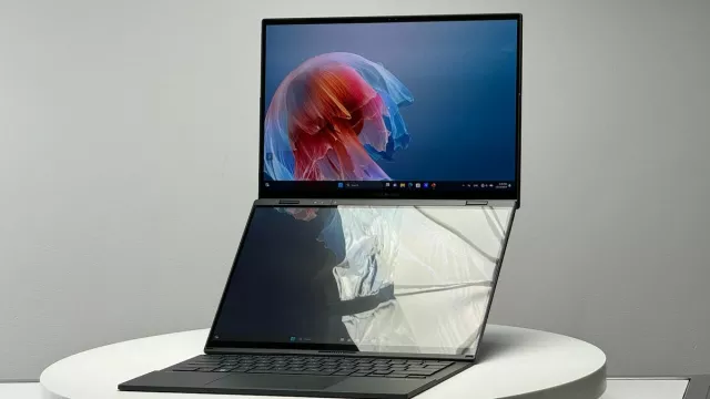 Asus Zenbook Duo: un laptop pieghevole a doppio schermo con due display OLED da 14 pollici e Intel Core Ultra