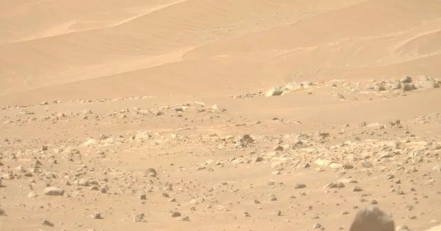 Il danneggiato elicottero Ingenuity della NASA avvistato in una foto del rover su Marte