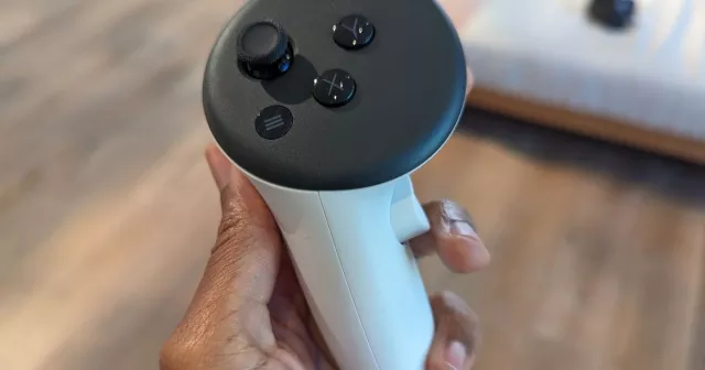 Come caricare i controller del Meta Quest 3