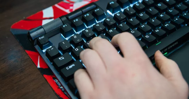 Come risolvere il problema della tastiera con i tasti WASD e freccia scambiati