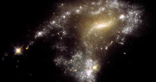 Il telescopio spaziale Hubble osserva la nascita di stelle nel caos delle galassie interagenti