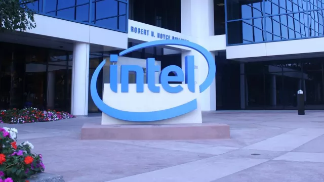 Intel: ricavi in aumento, ma l'unità di fonderia perde 2,5 miliardi di dollari