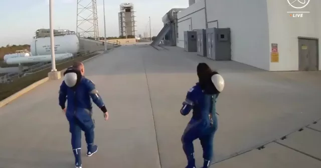 Gli astronauti di Starliner arrivano al lancio per il primo volo con equipaggio stasera
