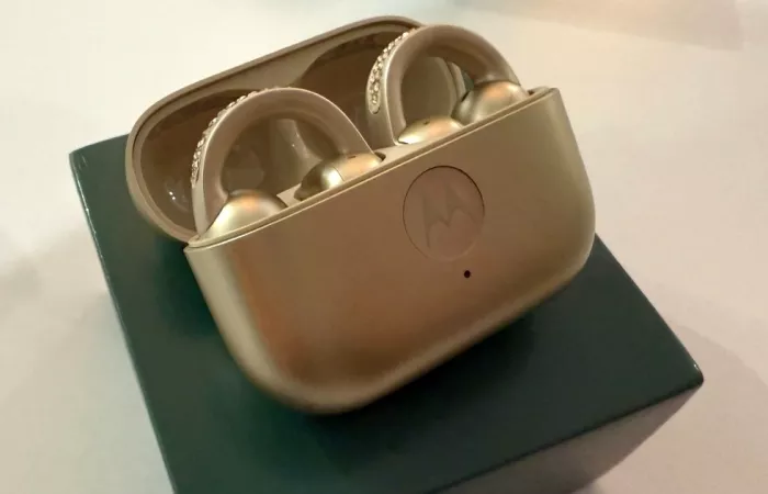 Moto Buds Loop: auricolari di design con cristalli Swarovski