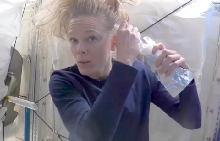Come gli astronauti si lavano i capelli nello spazio