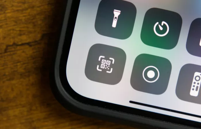 FBI avverte: attenzione alle truffe con codici QR su pacchi non ordinati