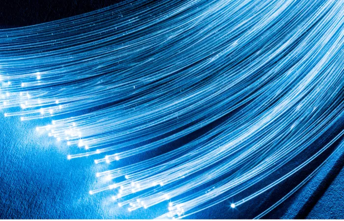 Innovazione nelle fibre ottiche: cavi a nucleo cavo superano il vetro