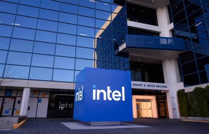 Intel potrebbe vendere fino al 49% della sua divisione Foundry a investitori esterni
