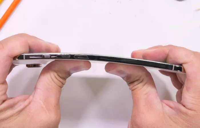 iPhone Air sottoposto al bend test: resisterà al massimo stress?