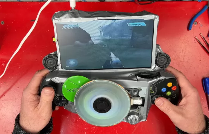 Modder trasforma un vecchio Xbox in una console portatile