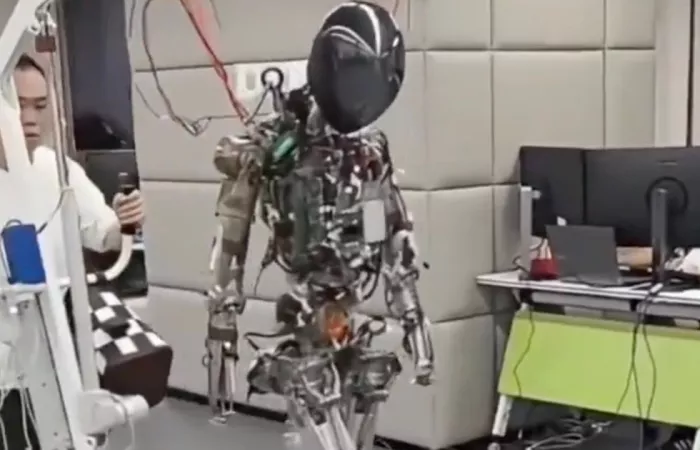 XPeng svela l'interno del robot umanoide Iron