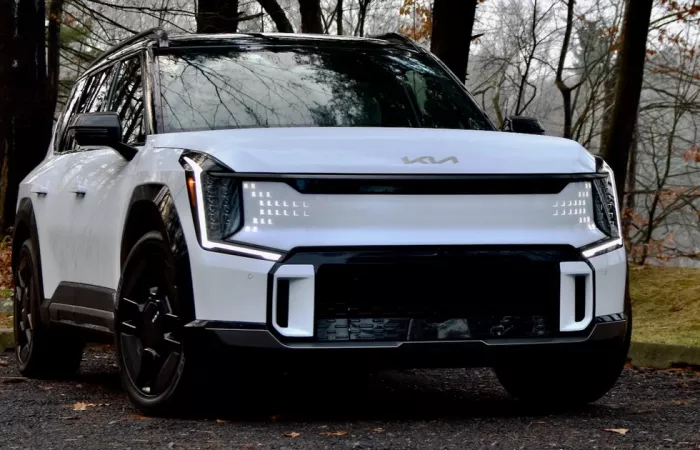 Hyundai Ioniq 9 sfida Kia EV9 nel mercato dei SUV elettrici