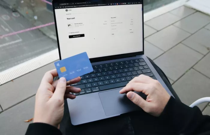 L'impatto ambientale nascosto dell'AI: consumismo incentivato dai chatbot