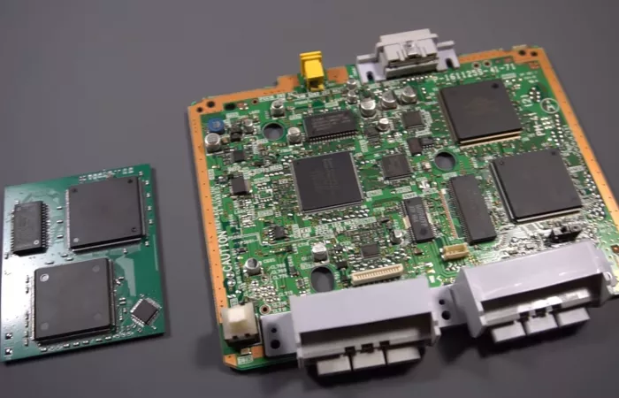 Modder crea la PlayStation più piccola di sempre usando chip originali