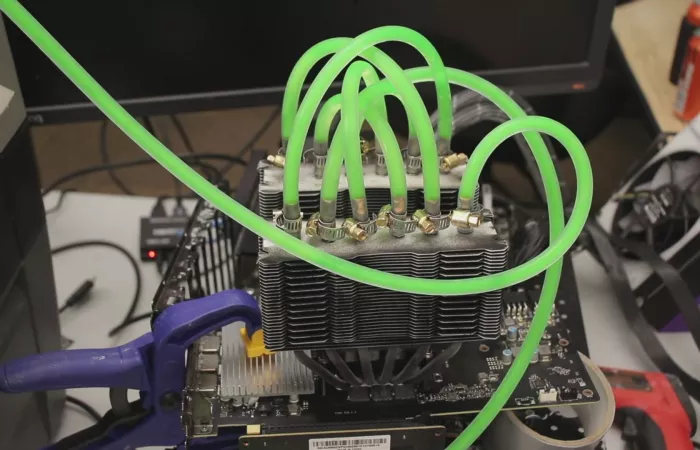 Modding estremo: adattare un air cooler a raffreddamento liquido per GPU