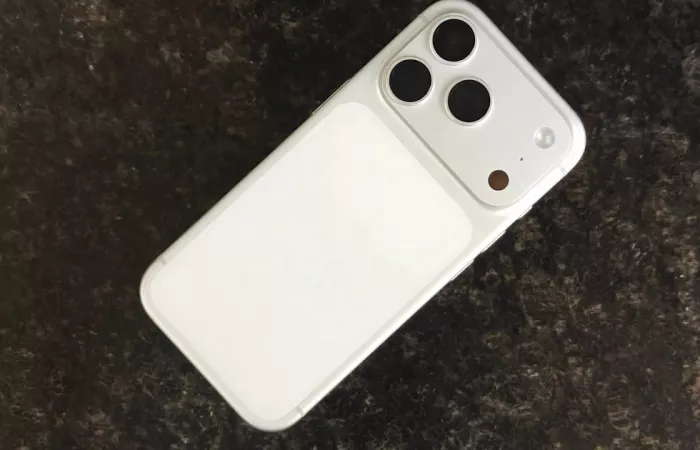 Rumore statico su iPhone 17 Pro durante la ricarica