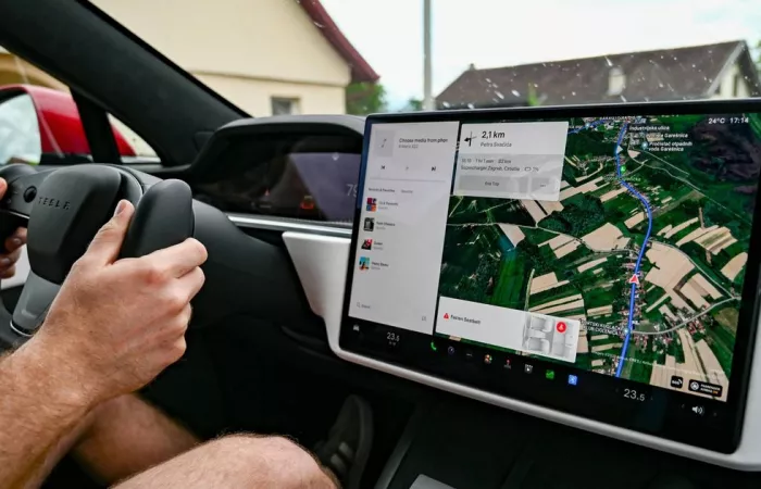 Tesla introduce l'avviso per non dimenticare il telefono in auto