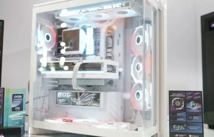 Asus presenta il ROG Cronox: case panoramico con display integrato