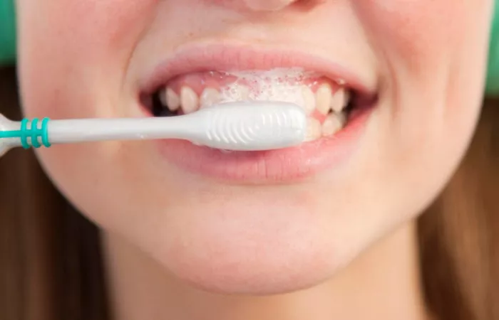 Dentisti raccomandano i migliori dentifrici sbiancanti per denti sensibili nel 2026