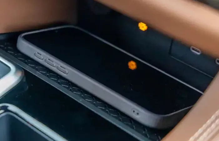 Nissan rivoluziona la ricarica wireless in auto con la tecnologia Qi2