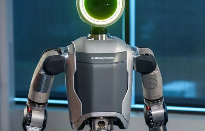 Il robot Atlas di Boston Dynamics tenta un backflip al CES 2026