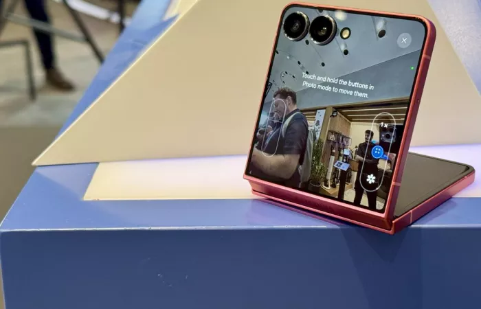 Samsung brevetta un flip phone reversibile: innovazione nel design