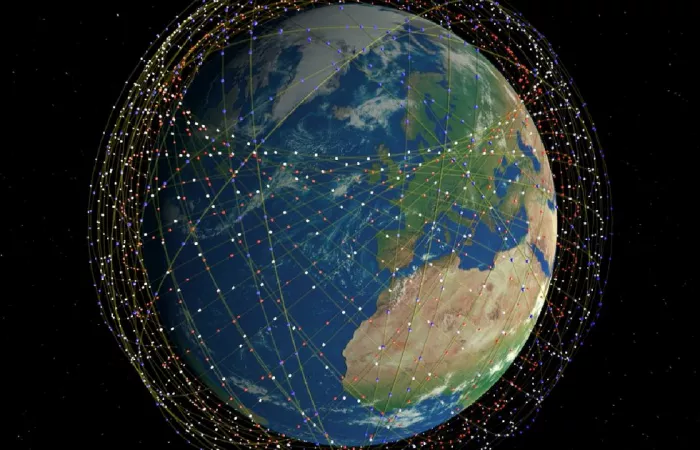 Allarme per il sovraffollamento dei satelliti in orbita bassa: rischio collasso imminente