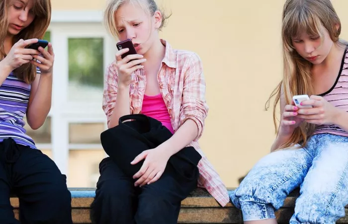 Regno Unito: Nuove Linee Guida per il Tempo Passivo su Schermo dei Bambini