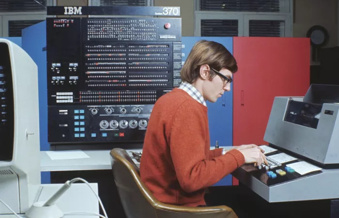 L'AI di Anthropic scrive codice COBOL e mette in crisi IBM