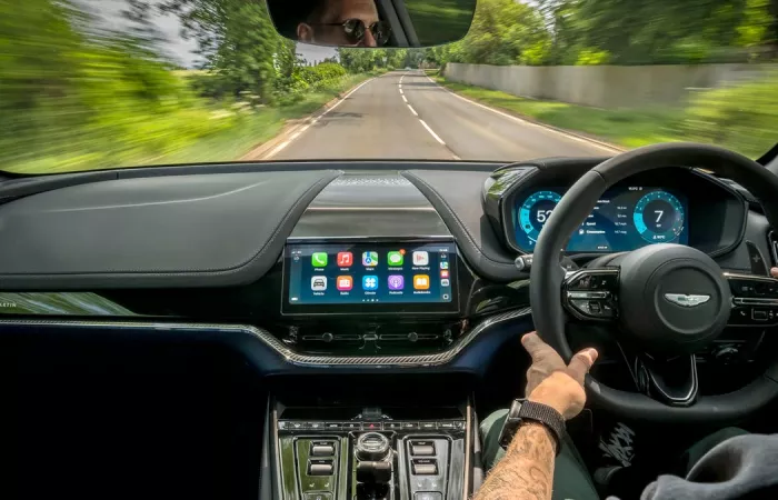 CarPlay si apre all'AI conversazionale: presto chatbot in auto con iOS 26.4