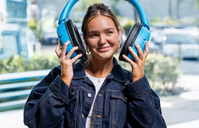 JLab lancia Blue XL: speaker-headphone dalle dimensioni fuori scala
