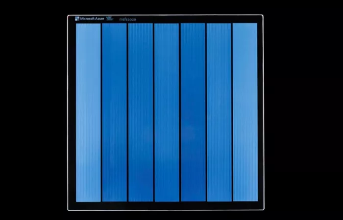 Microsoft rivoluziona l’archiviazione: dati scritti nel vetro con i laser