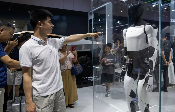 Tesla e la sfida dei robot: la dipendenza dalla filiera cinese