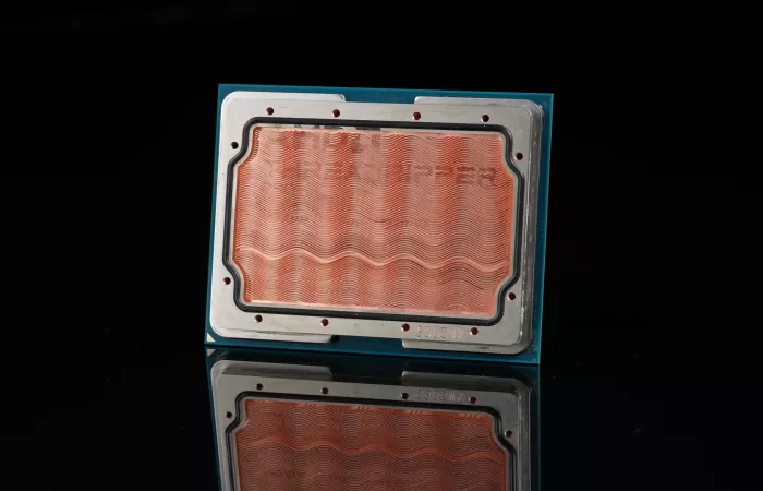 Ryzen Threadripper Pro 9995WX: overclock estremo con raffreddamento watercooling integrato nel processore