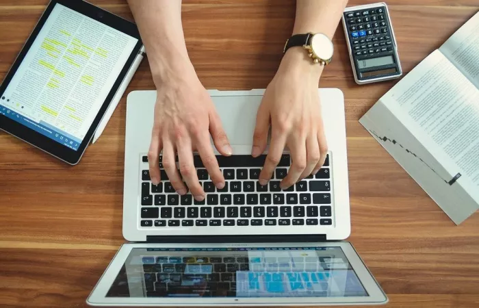 AI e compiti scolastici: più della metà degli adolescenti la utilizza