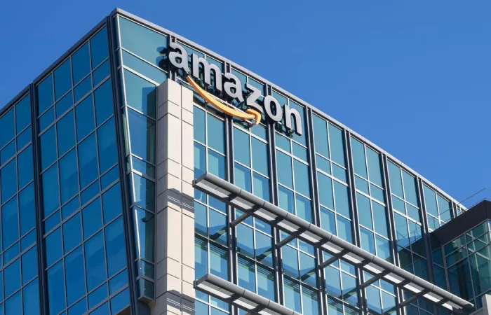 Drone attaccano data center AWS in Medio Oriente: danni e disservizi