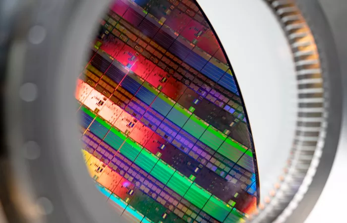 Lace Lithography sfida ASML: chip a risoluzione atomica con fasci di elio