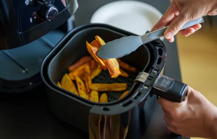 Microplastiche in cucina: i rischi nascosti di contenitori e utensili in plastica