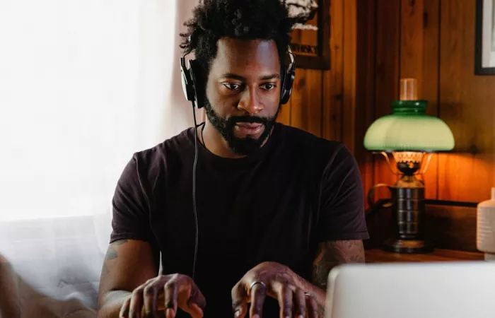 Una nuova tecnica protegge i brani musicali dal voice cloning AI