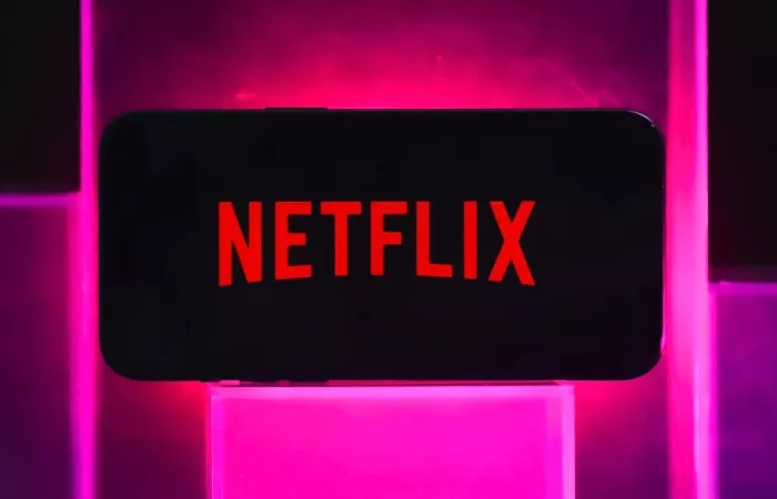 Netflix aumenta i prezzi: nuovi rincari su tutti i piani nel 2026