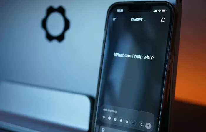 Crescono i timori per la privacy: utenti abbandonano ChatGPT e Gemini